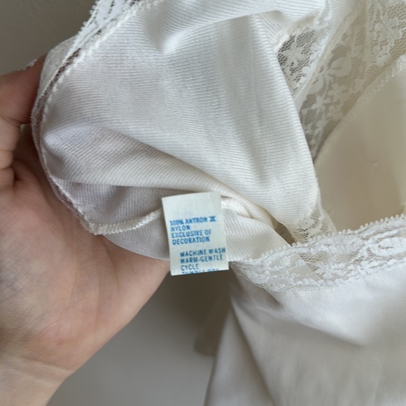 Vintage dainty lace button cami - Picture 7 of 8